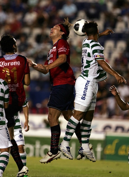 Los equipos buscando el balón por aire