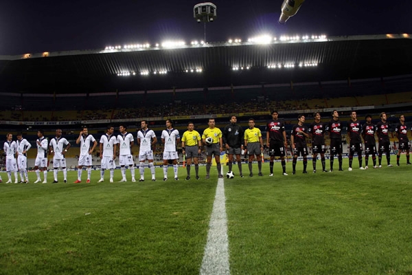 Los equipos salieron juntos al campo