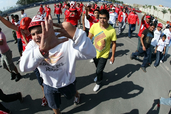 Los fieles del Diablo con actitud de demonios.