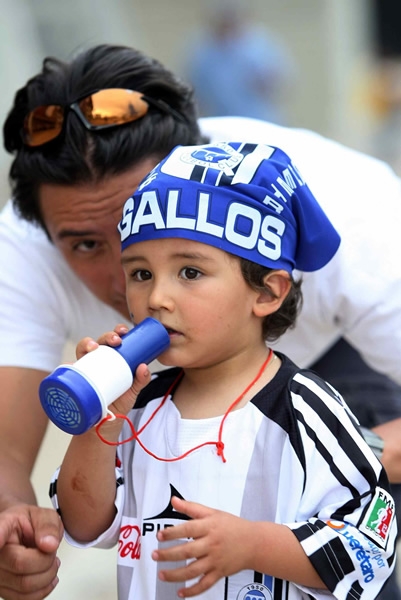 Los Gallos Blancos se presentaron ante su público