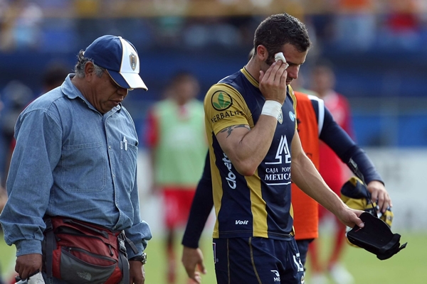 Los golpes y la sangre no faltó en este partido.