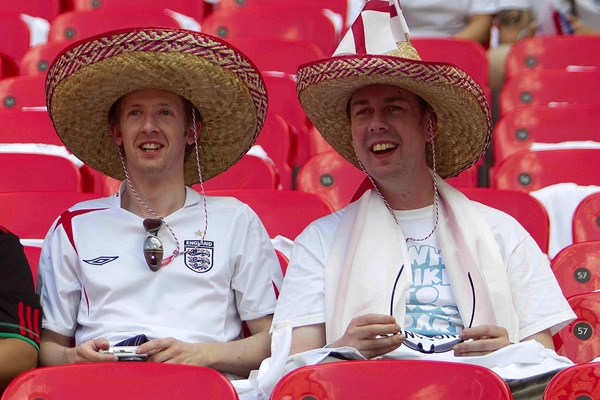 Los ingleses cautivados por los sombreros