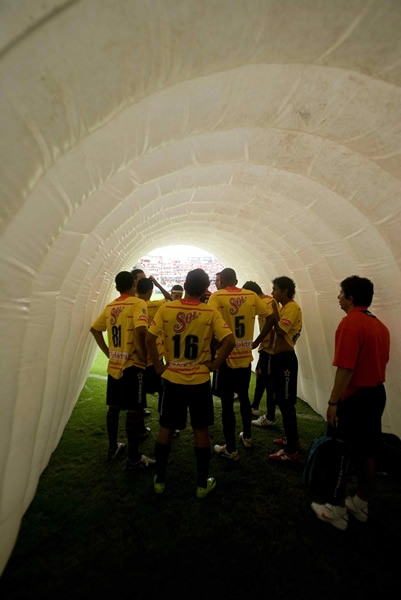 Los jugadores de Morelia esperando para salir al campo