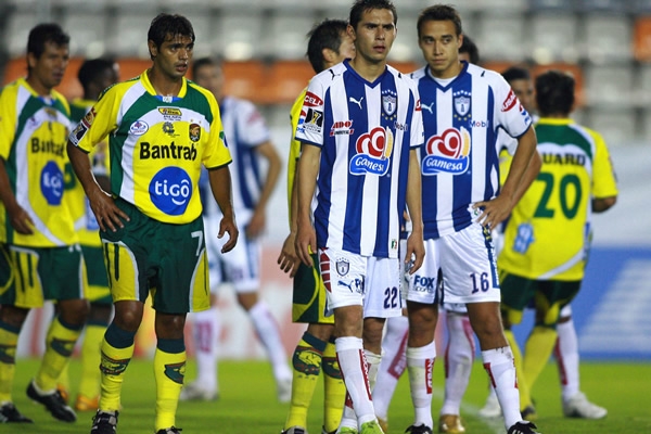 Los jugadores de Pachuca esperando el centro