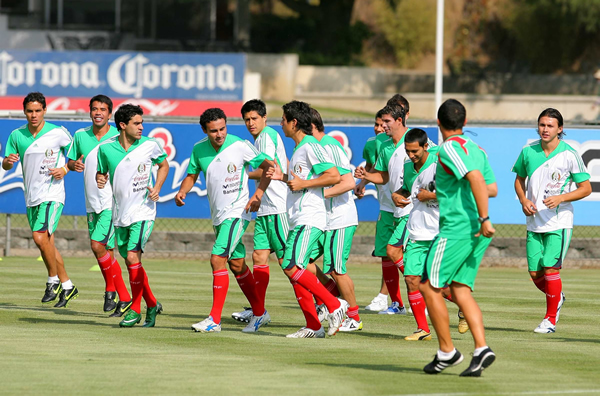 Los jugadores del Tri comenzando a estirar las piernas.