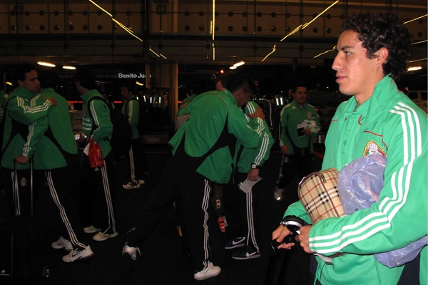 Los jugadores despidiendose se sus compañeros