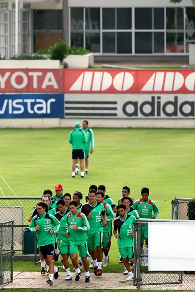 Los jugadores salen a la cancha.