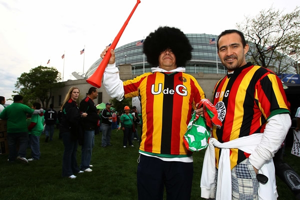 Los Leones Negros apoyando al Tri