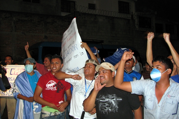 Los locales continúan con su trabajo.