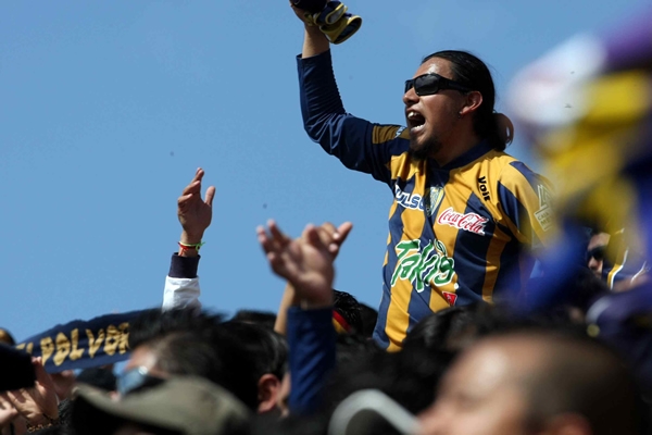 Los locales se fiueron contentos del estadio.