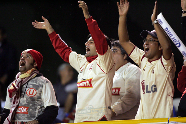 Los más alegres, unos cuantos aficionados del Universitario.