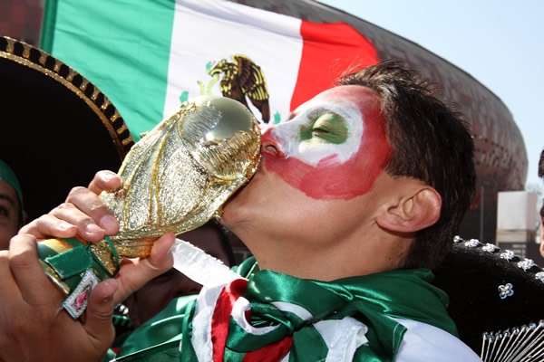 Los mexicanos soñamos con besar la Copa del Mundo.