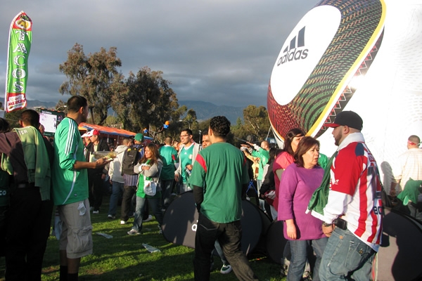 Los mexicanos ya hacen suya la explanada.