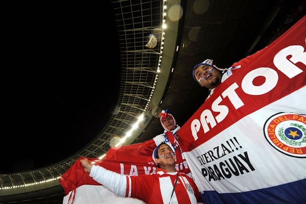 Los paraguayos despliegan sus banderas con orgullo