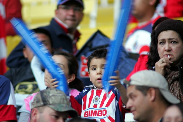 Los pequeños chivas, apoyando a su equipo