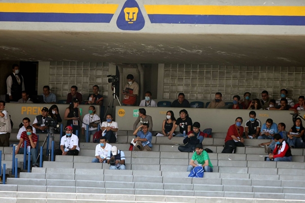Los pocos y afortunados aficionados.
