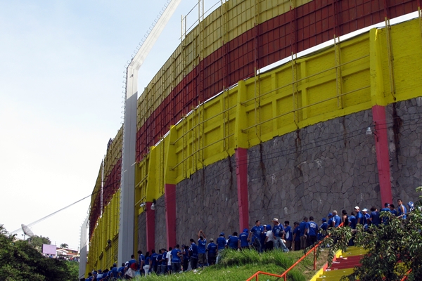 Los ríos de gente azul invaden el panorama.