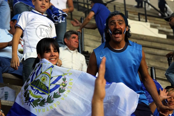 Los salvadoreños, presentes en las tribunas