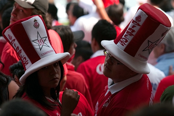 Los sombreros dejan ver los deseos de la afición.