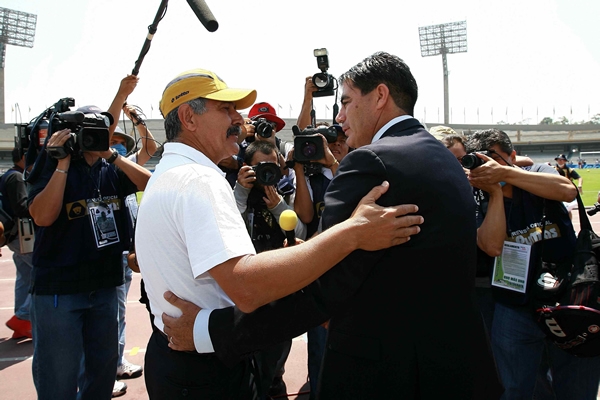 Los técnicos en el abrazo fraternal antes del juego.