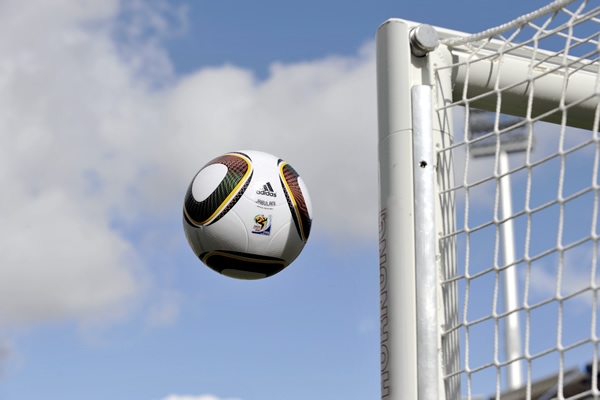 Los tres palos vibrarán cuando Jabulani los toque.