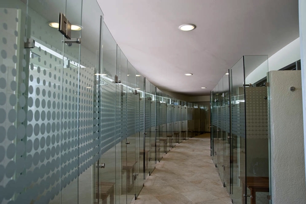 Los vestidores crean espacio y privacidad.