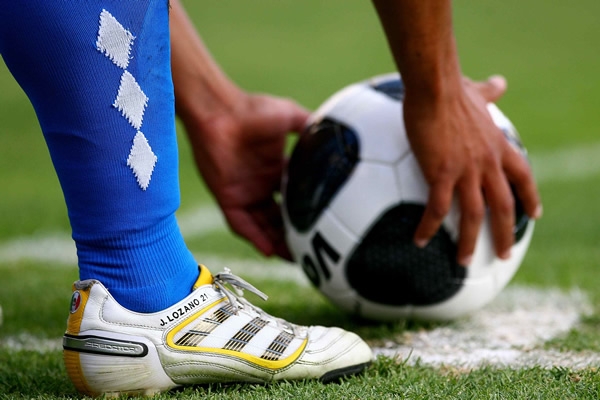 Lozano bucando meter un balón al área