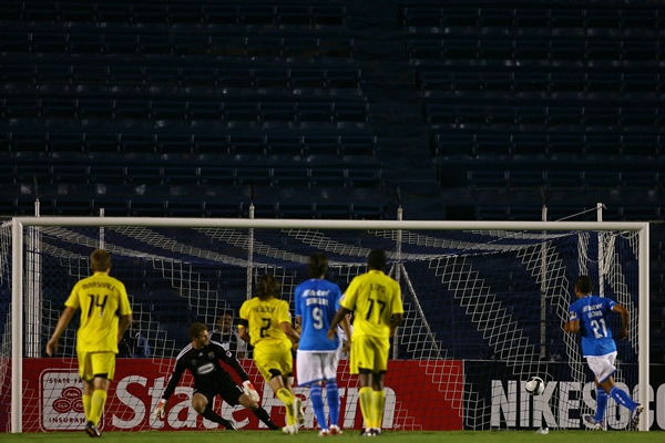 Lozano de penal anotó uno de sus goles