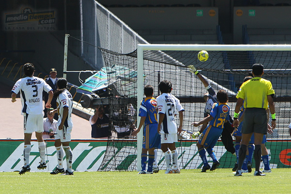 Lucas Lobos metió un golazo de tiro libre.