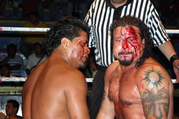 Lucha clásica al estilo independiente entre los Gringos VIP y los Terribles Cerebros