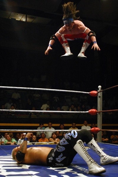 Lucha clásica al estilo independiente entre los Gringos VIP y los Terribles Cerebros.