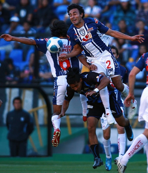 Lucha por aire por el balón