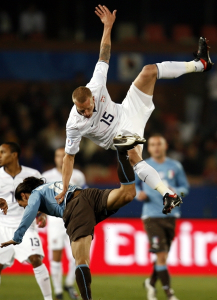 Luchan por los aires la pelota.