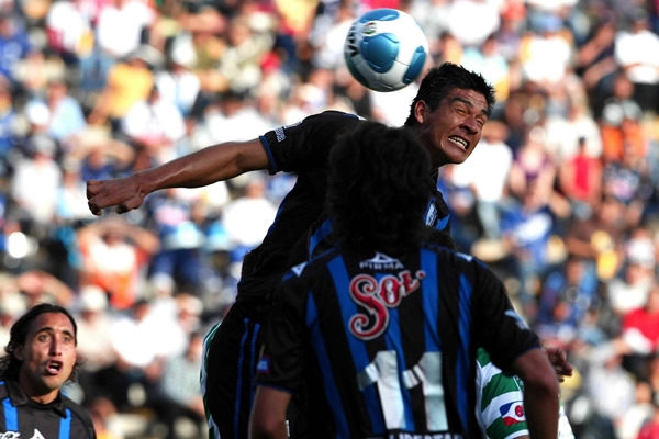 Luchando por aire el esférico