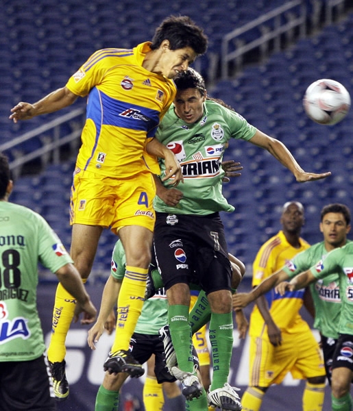 Luchando por el esférico en el aire