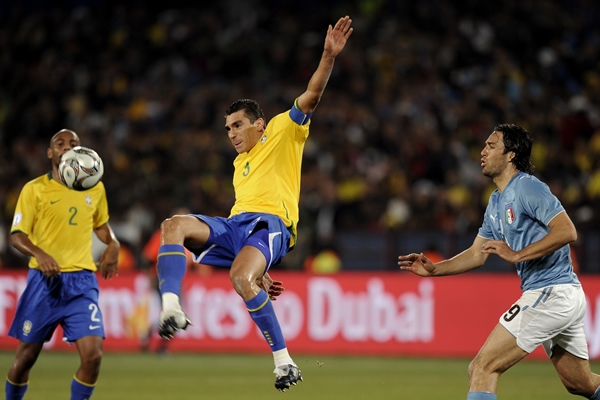 Lucio tratando rematar el esférico