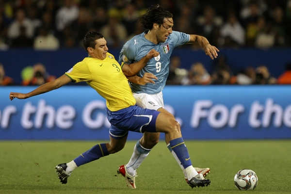 Lucio y Luca Toni peleando por el esférico