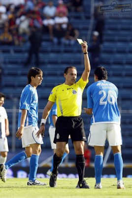Luis Ángel Landín fue pintado de amarillo al 12';.