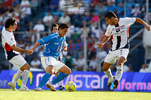 Luis Ángel Landín trata de quitarse la marca de varios azulgranas.