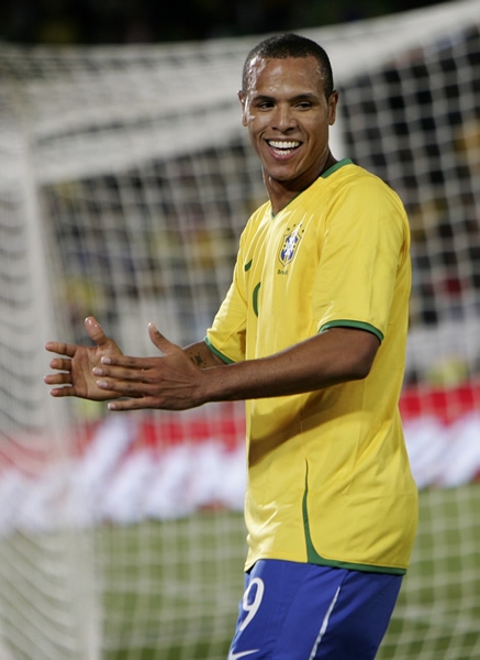 Luis Fabiano abrió el marcador para Brasil