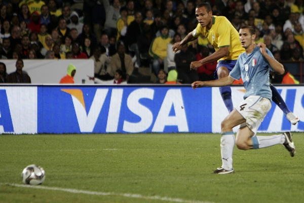 Luis Fabiano disparando a la puerta de Buffon