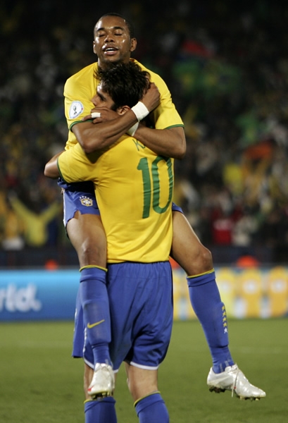 Luis Fabiano y Kaká festejan los goles brasileños