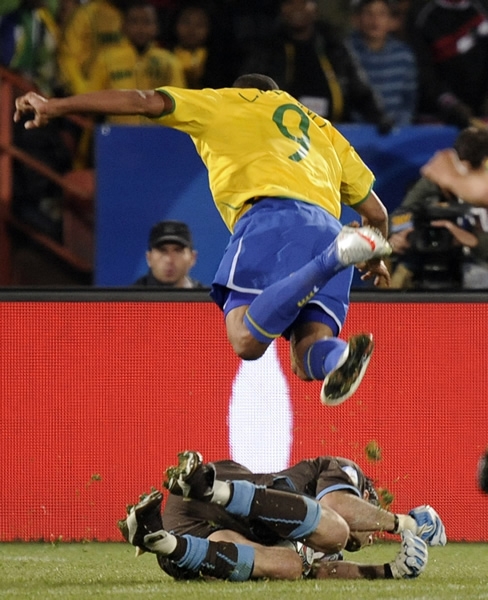 Luis Fabiano salta para evitar el choque con Buffon