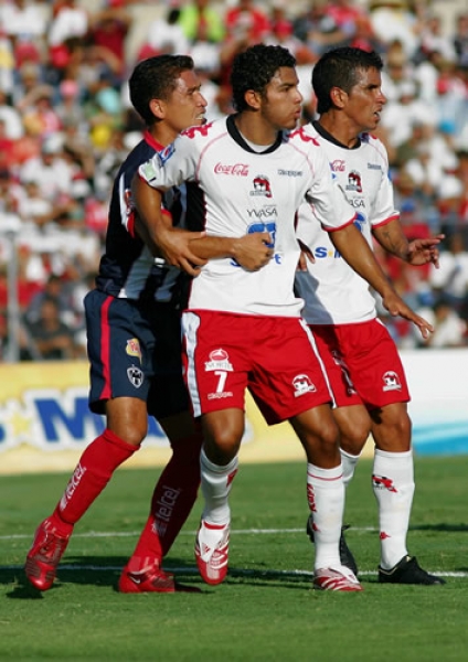 Luis Francisco García es marcado por Gerardo Galindo.