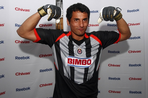 Luis Michel posa con su nueva sudadera de portero; de lo más gustado de la presentación.