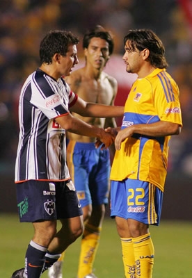 Luis Pérez y Ariel Bogado saludo final