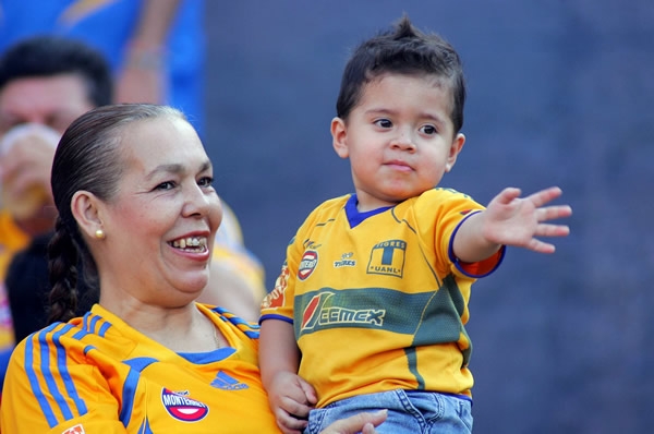 Madre e hijo apoyando a los felinos