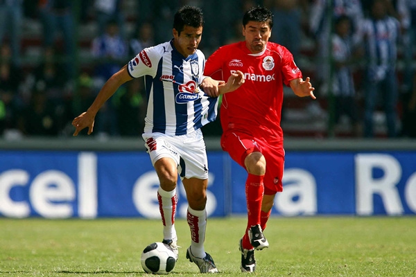 Mancilla busca quedarse con la pelota en el choque.