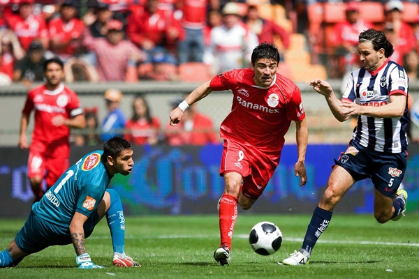 Mancilla, un dolor de cabeza para los defensores rayados.