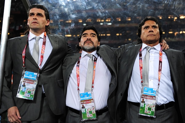 Maradona con su Cuerpo Técnico.